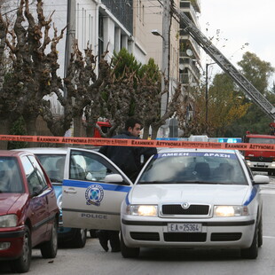 Άγνωστοι επιτέθηκαν με βαριοπούλες στο Διοικητικό Πρωτοδικείο στους Αμπελόκηπους	