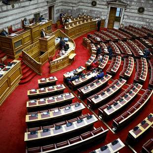 Βουλή: Τι προβλέπει η νομοθετική ρύθμιση για το «μπλόκο» στο κόμμα Κασιδιάρη