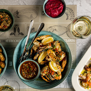 MEZZE Athens: Στην καρδιά της Αθήνας, στην οδό Μητροπόλεως, ξεκινά ένα ταξίδι γεμάτο γεύσεις της στεριάς και της θάλασσας, με πυξίδα την απλότητα, την αρμονία και τη ζεστασιά