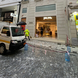 Κατέρρευσε περβάζι μπαλκονιού στην Ερμού