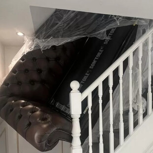 Σφηνωμένος καναπές σε σκάλα