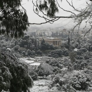Ο ναός του Ηφαίστου χιονισμένος στο κέντρο της Αθήνας κατά την κακοκαιρία «Ελπίς». Φωτ: ΑΠΕ-ΜΠΕ