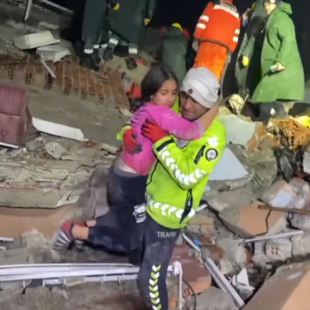 Σεισμός στην Τουρκία: Διασώθηκαν βρέφη και παιδιά από τα χαλάσματα- «Πού είναι η μαμά μου» 