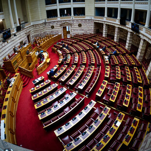 Βουλή: Υπερψηφίστηκε η τροπολογία για το «μπλόκο» στο κόμμα Κασιδιάρη