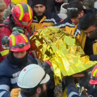 Σεισμός στην Τουρκία: Ανασύρθηκε ζωντανός έπειτα από 149 ώρες- «Βγάλτε με γρήγορα, έχω κλειστοφοβία» 