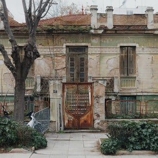 Γιατί καταρρέουν χιλιάδες ιστορικά κτίρια στην Αθήνα