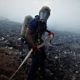 Πυροσβέστης επιχειρεί στη φωτιά που καίει από το βράδυ της Δευτέρας και εκλύει τοξικό νέφος, Φωτ: EPA/Carlos Lemos