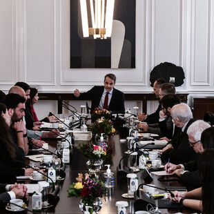 Συνάντηση πρωθυπουργού με καλλιτέχνες στο Μαξίμου: Δεσμεύσεις και διαφωνίες