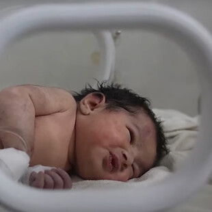 Σεισμός στη Συρία: Το νεογέννητο που έχασε όλη του την οικογένεια στα συντρίμμια, βρήκε μια αγκαλιά στους θείους του