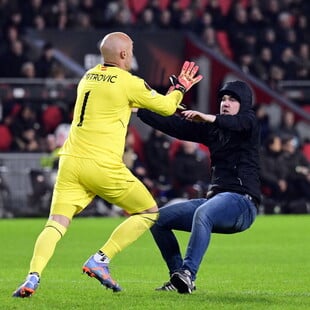 Επεισόδιο σε αγώνα του Europa League: Ο τερματοφύλακας της Σεβίλλης γρονθοκόπησε οπαδό της Αϊντχόφεν