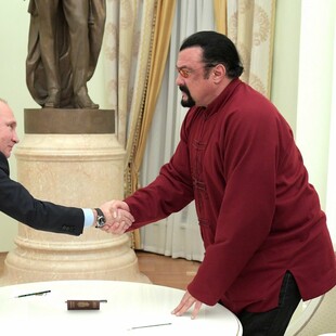 Ο Πούτιν βράβευσε τον ηθοποιό του Χόλιγουντ Στίβεν Σιγκάλ
