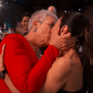 SAG Awards: H Jamie Lee Curtis βραβεύτηκε και πανηγύρισε φιλώντας την Michelle Yeoh στα χείλη