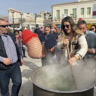 Καθαρά Δευτέρα στον Τύρναβο: Αναβίωσε το έθιμο του «μπουρανί» - Τεράστιοι φαλλοί και πειράγματα