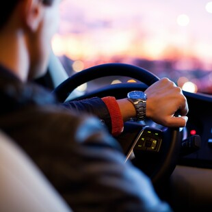 Αυτοκίνητο: Οι κακές συνήθειες των οδηγών που αυξάνουν τον κίνδυνο ατυχήματος και τραυματισμού κατά τη διάρκεια της οδήγησης