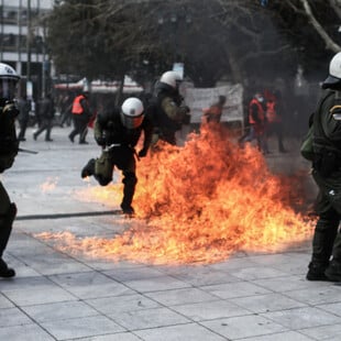 Φωτορεπόρτερ καταγγέλλει τραυματισμό από χειροβομβίδες κρότου- λάμψης αστυνομικών