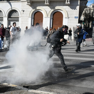 Καταγγελία ΕΣΗΕΑ: Χειροβομβίδα κρότου λάμψης προκάλεσε απώλεια ακοής 55% σε δημοσιογράφο- Σε διαδήλωση για τα Τέμπη