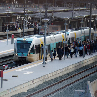 Σιδηρόδρομοι: Επανεκκινούν αύριο τρένα και προαστιακός- Μειωμένη ταχύτητα και δυο σταθμάρχες