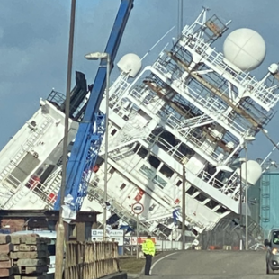 Σκωτία: Το ερευνητικό πλοίο του συνιδρυτή της Microsoft πήρε κλίση σε ναυπηγείο – Πολλοί τραυματίες
