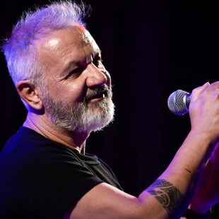 Χρήστος Θηβαίος: Στο σχολείο, ο Τάκης Λεμονής μου τράβηξε το αυτί, γιατί έπαιζα κιθάρα