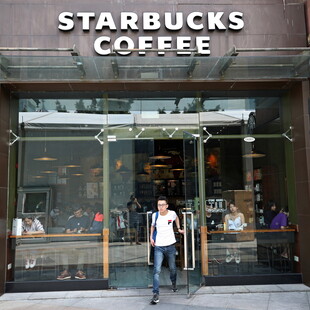 Starbucks: Ο νέος CEO θα δουλεύει ως barista σε καταστήματα μια φορά τον μήνα