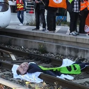 Γαλλία: Νέα σοβαρά επεισόδια-Πέταξαν ομοίωμα του Μακρόν στις ράγες του τρένου 
