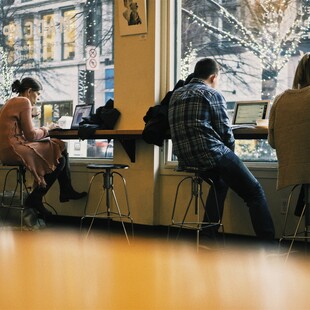 Τελικά, τι ψάχνουν Millennials και Gen Z στον χώρο εργασίας; Και πόσο διαφέρουν μεταξύ τους;