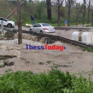 Κακοκαιρία «Ilina»: Πλημμύρισαν δρόμοι στη Θεσσαλονίκη– Εγκλωβίστηκε οδηγός