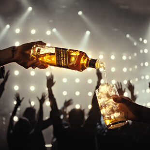 Το Johnnie Walker συνοδεύει τις νύχτες μας… από το τώρα στο τώρα και από το μαζί στο μαζί