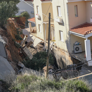 Νέος Βουτζάς: Σπίτια «βουλιάζουν» σε ρέμα - Έως τρία μέτρα έφτασε η καθίζηση