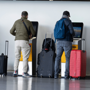 Αεροδρόμιο του Λονδίνου καταργεί το όριο για τη μεταφορά υγρών στις χειραποσκευές