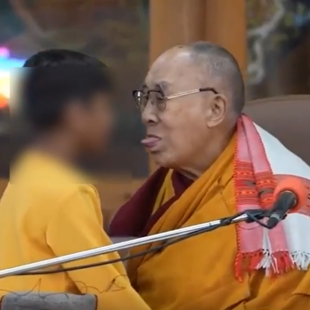 «Ρούφα τη γλώσσα μου»- Συγνώμη από τον Δαλάι Λάμα για την φράση του σε μικρό παιδί