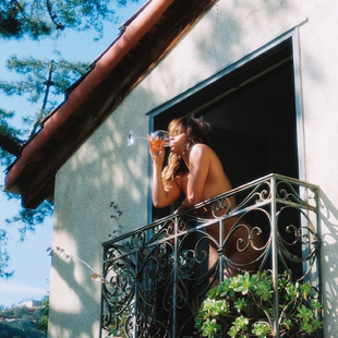 Η Χάλι Μπέρι πίνει κρασί γυμνή στο μπαλκόνι- κι απαντά στις κακίες περί εμμηνόπαυσης