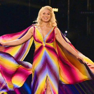 Eurovision 2023: Η παρουσιάστρια Χάνα Γουάντινγκχεμ έκλεψε την παράσταση με τα απίστευτα φωνητικά της