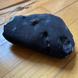 Μαύρο καυτό πέτρωμα έπεσε σε σπίτι στις ΗΠΑ – Πιθανώς είναι μετεωρίτης