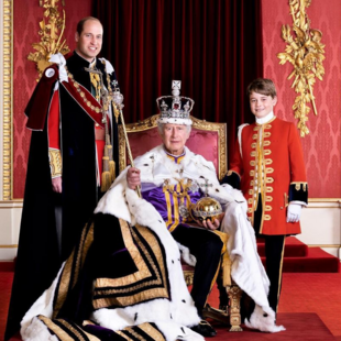 Τέλος οι βασίλισσες - Το νέο πορτρέτο με τον βασιλιά Κάρολο και τους διαδόχους Ουίλιαμ και Τζορτζ