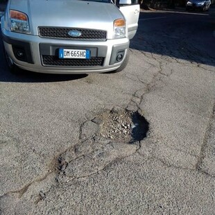 Italian man fined nearly €900 for filling in pothole hits out at ‘injustice’