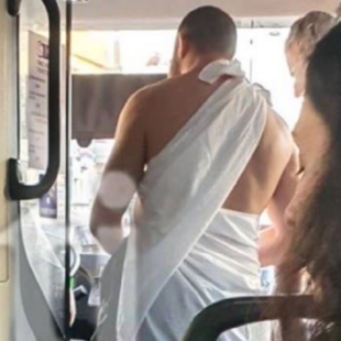 Κρήτη: Τουρίστες ντύθηκαν ως αρχαίοι Έλληνες και μπήκαν σε δρομολόγιο του ΚΤΕΛ