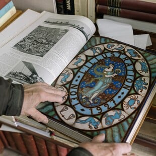 Ανακαλύπτοντας θησαυρούς σε ένα από τα πιο εκλεκτά παλαιοβιβλιοπωλεία της Αθήνας