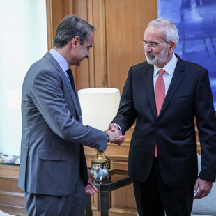 Ιωάννης Σαρμάς: Ανέλαβε υπηρεσιακός πρωθυπουργός- Τι περιλαμβάνει ο φάκελος που παρέλαβε από τον Μητσοτάκη