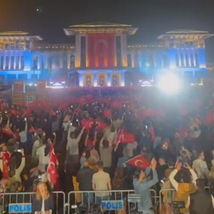 Εκλογές στην Τουρκία: Χιλιάδες περιμένουν τον Ερντογάν στο «Λευκό Σαράι» στην Άγκυρα