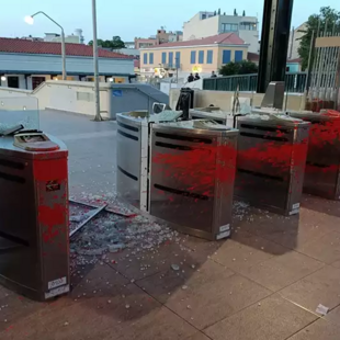 Θησείο: Άγνωστοι έσπασαν ακυρωτικά μηχανήματα και πέταξαν μπογιές στον ΗΣΑΠ