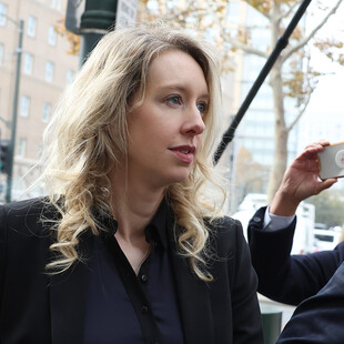 Σκάνδαλο Theranos: Η Ελίζαμπεθ Χολμς άρχισε να εκτίει την ποινή της σε φυλακή του Τέξας