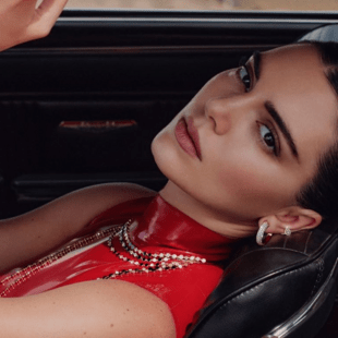 Ούτε φόρεμα ούτε φούστα: Η Κένταλ Τζένερ με δημιουργία υψηλής ραπτικής που θέλει όλο το στήθος έξω 