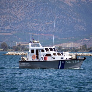 Ακυβέρνητο πλοίο με τρεις επιβαίνοντες κοντά στη Λακωνία