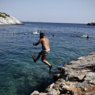 Καιρός Αγίου Πνεύματος: Πού θα βρέξει σήμερα - Πάνω από τους 30 οι υδράργυρος