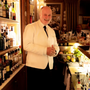 Ο μπάρμαν που σέρβιρε την Κέιτ Μος και όλους του Τζέιμς Μποντ έφυγε από το Ritz