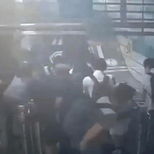 Νότια Κορέα: Η στιγμή που κυλιόμενη σκάλα, γεμάτη κόσμο, αλλάζει ξαφνικά κατεύθυνση