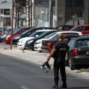 Συνελήφθη στον Πειραιά 70χρονος φυγόδικος- Εκκρεμούσε ποινή 64 ετών