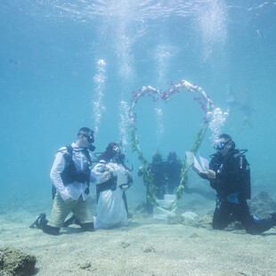 Αλόννησος: Οι υποβρύχιες φωτογραφήσεις γάμου έγιναν συνήθεια