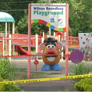 Έριξαν υδροχλωρικό οξύ σε τσουλήθρα παιδικής χαράς- Δυο παιδιά με εγκαύματα